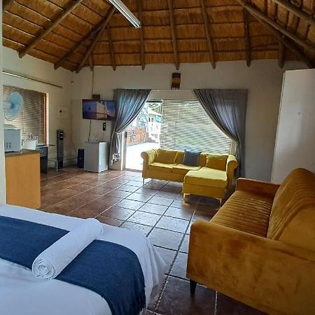 28 At Van Den Bos International Guesthouse Edenvale Eksteriør bilde
