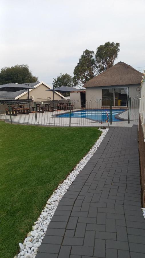 28 At Van Den Bos International Guesthouse Edenvale Eksteriør bilde