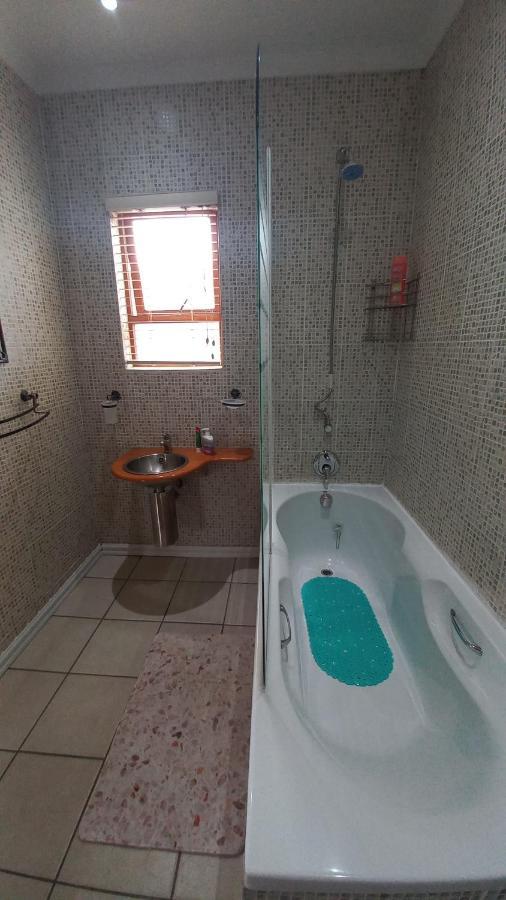 28 At Van Den Bos International Guesthouse Edenvale Eksteriør bilde